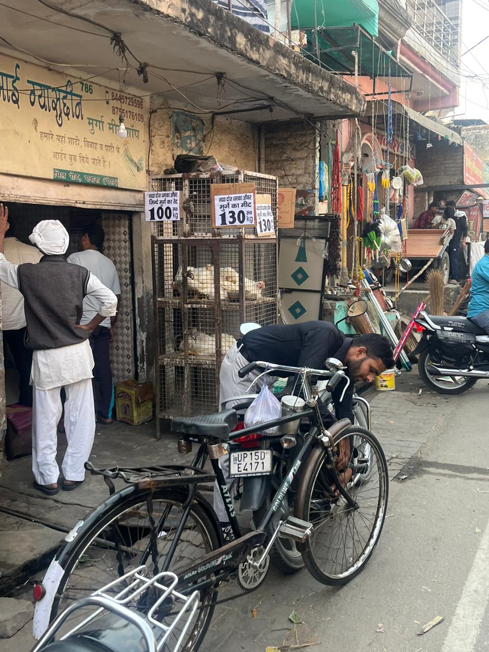 लगाया पंपलेट लिखा भैया दूज धमाका ऑफर मीट 130 रूपये किलो बजरंग दल के कार्यकर्ताओं ने थाने में दी तहरीर