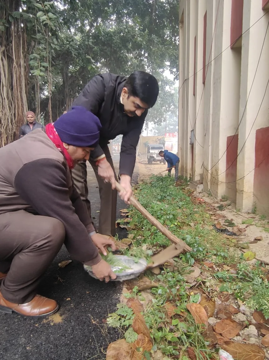 आयुक्त कार्यालय एवं परिसर में चला स्वच्छता अभियान