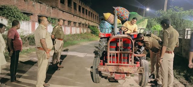 भूसा लदे ट्रैक्टर से बाइक टकराई, बाइक सवार गंभीर रूप से घायल