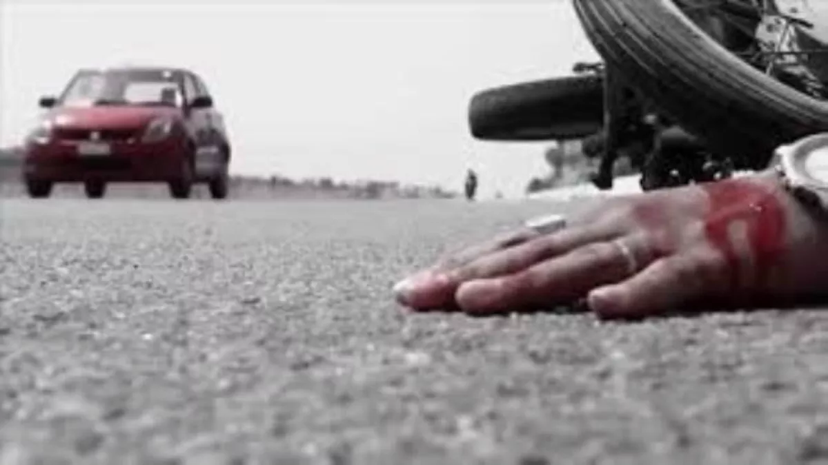 ट्रेलर की चपेट मे आने से बेटे की मौत माता पिता गंभीर रूप से घायल