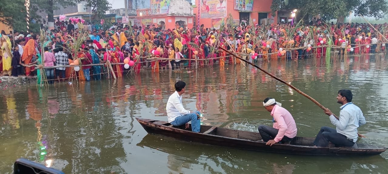 उगते हुए सूर्य को अर्घ्य देने के बाद लोक आस्था का पर्व छठ का हुआ समापन  