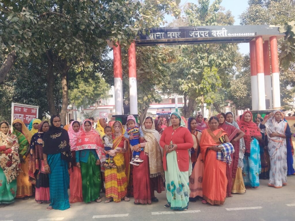 विद्यालय प्रबंधक ने की छात्रा से छेड़खानी नाराज ग्रामीण पहुंचे थाने मुकदमा दर्ज विद्यालय प्रबंधक ने की छात्रा से छेड़खानी नाराज ग्रामीण पहुंचे थाने मुकदमा दर्ज