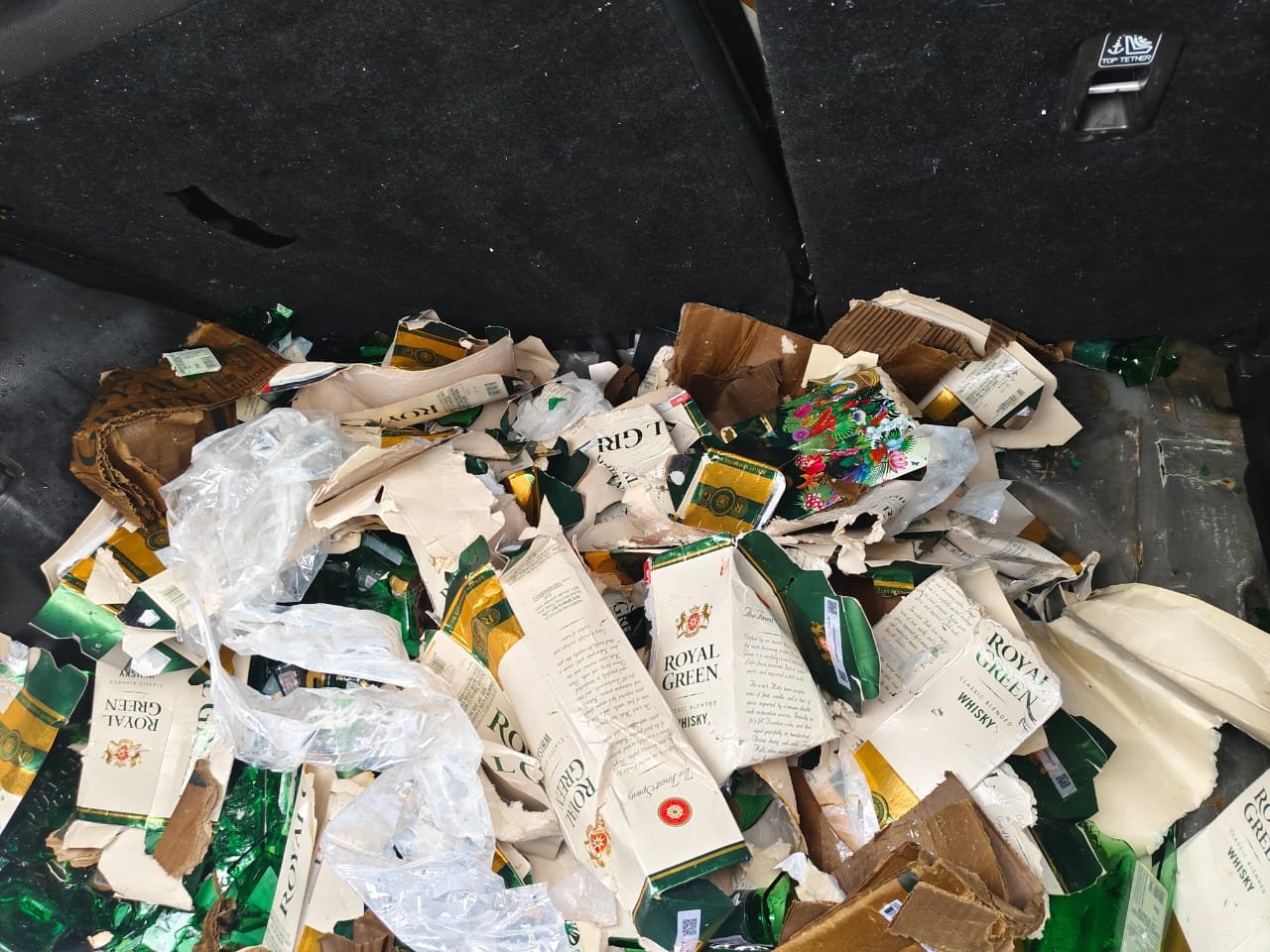 क्षतिग्रस्त वाहन से हरियाणा में बिकने वाली 139 बोतल अंग्रेजी शराब बरामद