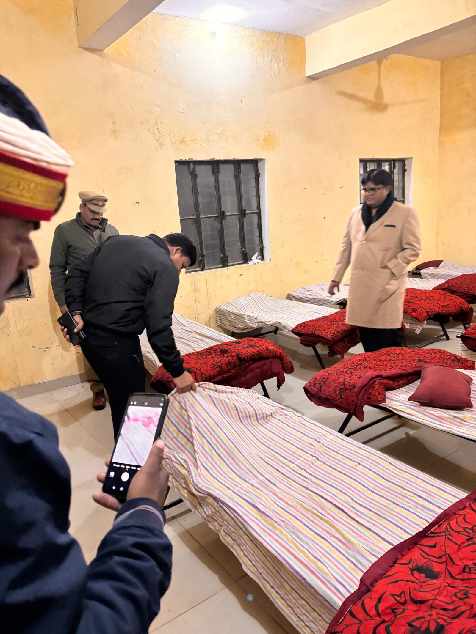 डीएम ने नगर पंचायत नगर में रैन बसेरों का औचक निरीक्षण कर व्यवस्थाओं की पड़ताल