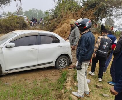 तेज रफ्तार कार ने मोटरसाइकिल सवार को ठोकर मारते हुए सडक के नीचे खेत मे उतरी