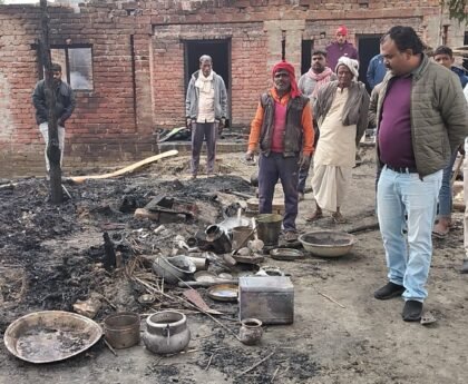अज्ञात करणों से रिहायशी छप्पर में लगी आग, गृहस्थ का सारा सामान जलकर हुआ नष्ट