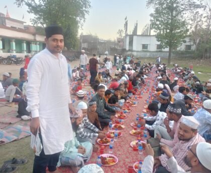 रोज़ा इफ़्तार में सैकड़ों की संख्या में शामिल हुए रोजेदार