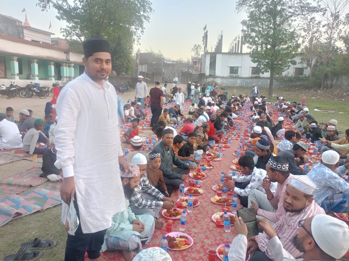रोज़ा इफ़्तार में सैकड़ों की संख्या में शामिल हुए रोजेदार