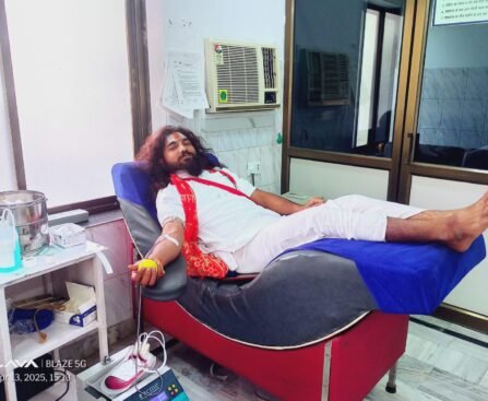 महंत गिरजेश दास ने रक्तदान कर बचाई मुस्लिम महिला की जान