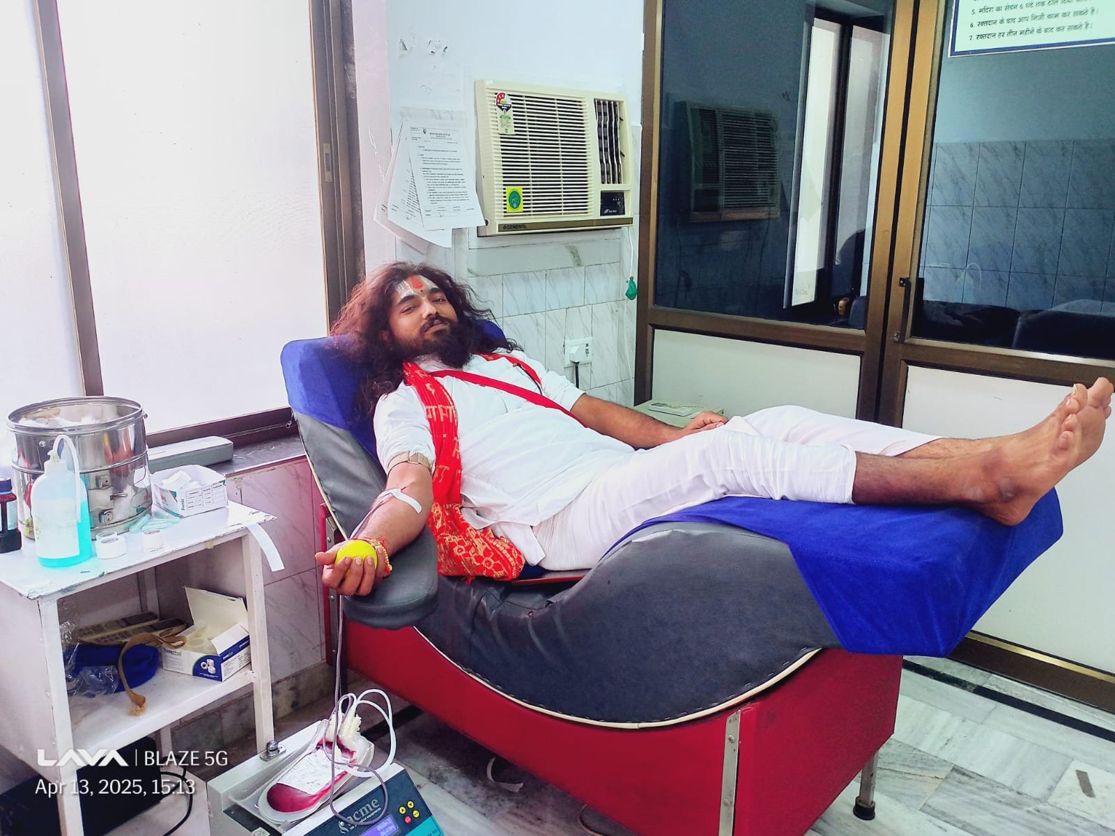 महंत गिरजेश दास ने रक्तदान कर बचाई मुस्लिम महिला की जान