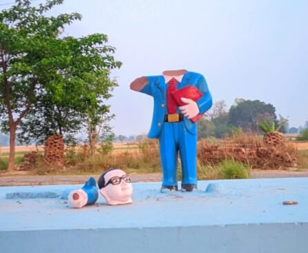 असामाजिकतत्वों द्वारा खंडित की गई बाबा साहब भीमराव अंबेडकर की प्रतिमा पुलिस टीम जांच में जुटी