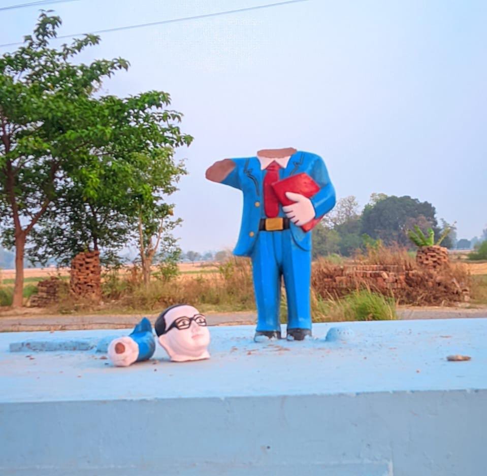 असामाजिकतत्वों द्वारा खंडित की गई बाबा साहब भीमराव अंबेडकर की प्रतिमा पुलिस टीम जांच में जुटी असामाजिकतत्वों द्वारा खंडित की गई बाबा साहब भीमराव अंबेडकर की प्रतिमा पुलिस टीम जांच में जुटी