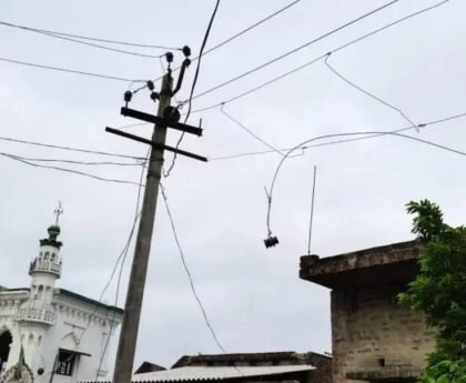 गोविंदापुर गांव में गिरा हाईटेंशन बिजली तार,बाल बाल बचा परिवार