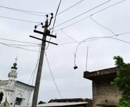 गोविंदापुर गांव में गिरा हाईटेंशन बिजली तार,बाल बाल बचा परिवार