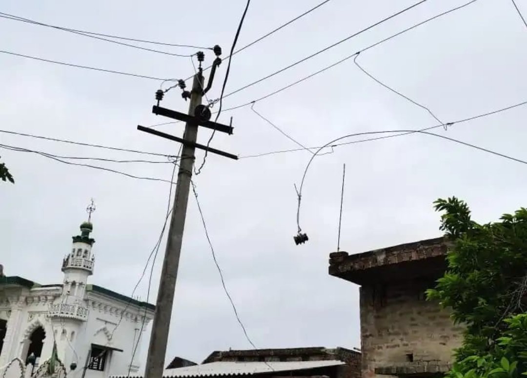 गोविंदापुर गांव में गिरा हाईटेंशन बिजली तार,बाल बाल बचा परिवार
