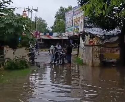 विद्युत उपकेन्द्र कलवारी के परिसर में भरा बरसात का पानी आपूर्ति ठप्प