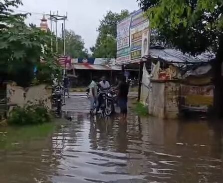 विद्युत उपकेन्द्र कलवारी के परिसर में भरा बरसात का पानी आपूर्ति ठप्प