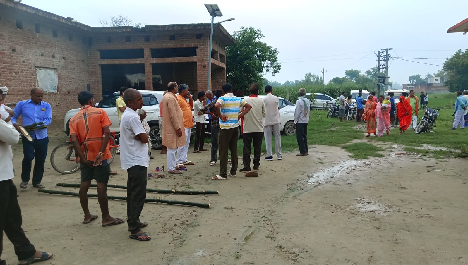 रक्षाबंधन पर घर आए युवक का बिजली के तार को बदलते समय हाईटेंशन तार की चपेट में आने से हुई मौत