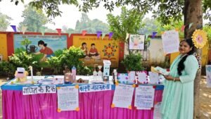 कार्यक्रम के लिए लगा स्टेज