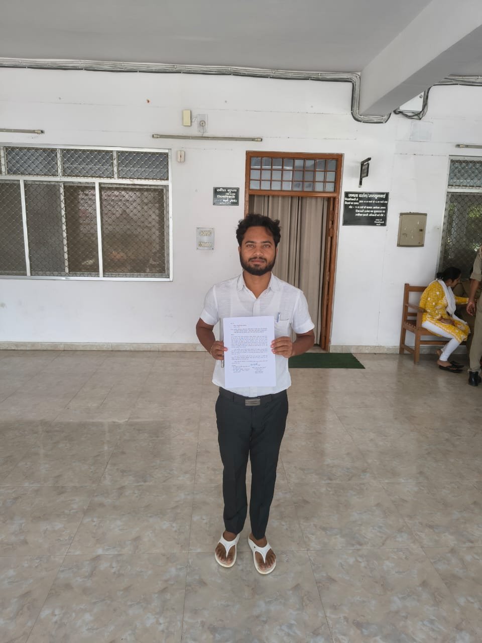 ओमवीर हॉस्पिटल प्रकरण में नया मोड़, परिजन ने फिर जिलाधिकारी से लगाई गुहार