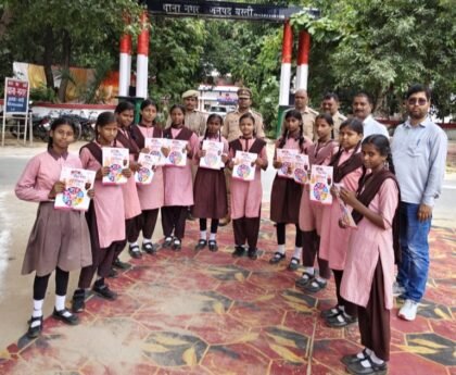 नगर थाना का भ्रमण कर छात्राओं ने सीखी विधिक जानकारी