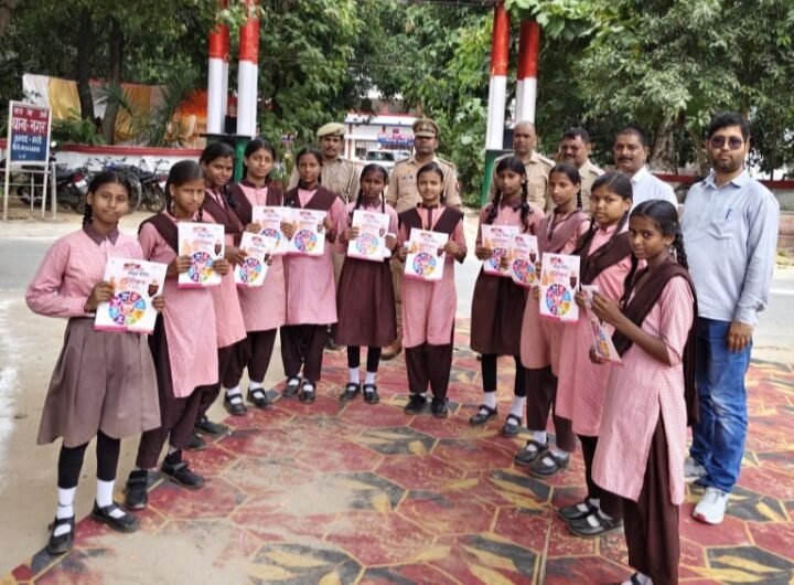 नगर थाना का भ्रमण कर छात्राओं ने सीखी विधिक जानकारी