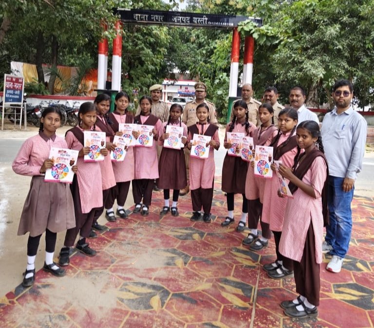 नगर थाना का भ्रमण कर छात्राओं ने सीखी विधिक जानकारी