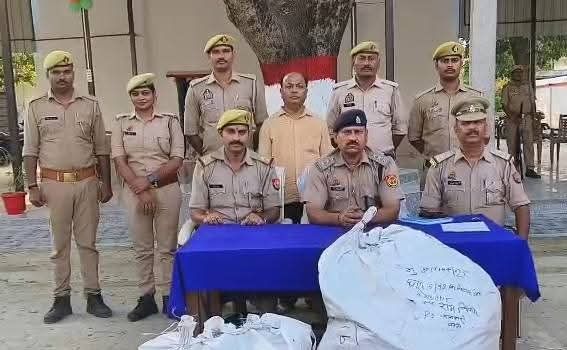 गायघाट कस्बे में दो बोरी अवैध पटाखा बरामद, एक गिरफ्तार