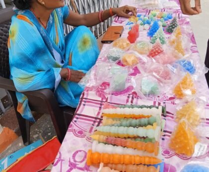 एनआरएलएम के तहत महिला समूह सखियों की पहल: ब्लॉक मुख्यालय पर सजी रंग-बिरंगी होममेड मोमबत्तियों की दुकान
