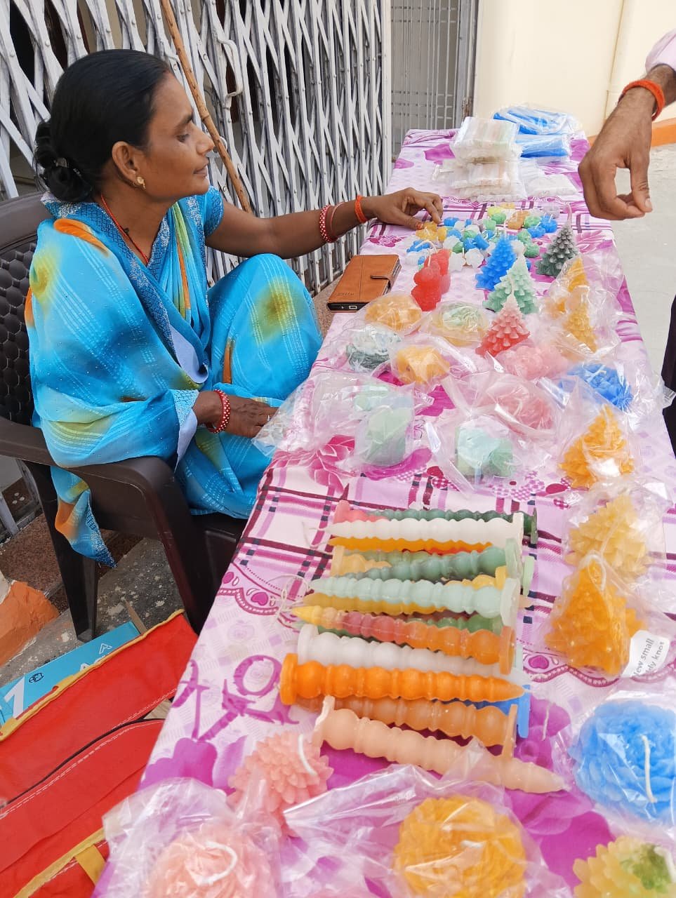 एनआरएलएम के तहत महिला समूह सखियों की पहल: ब्लॉक मुख्यालय पर सजी रंग-बिरंगी होममेड मोमबत्तियों की दुकान