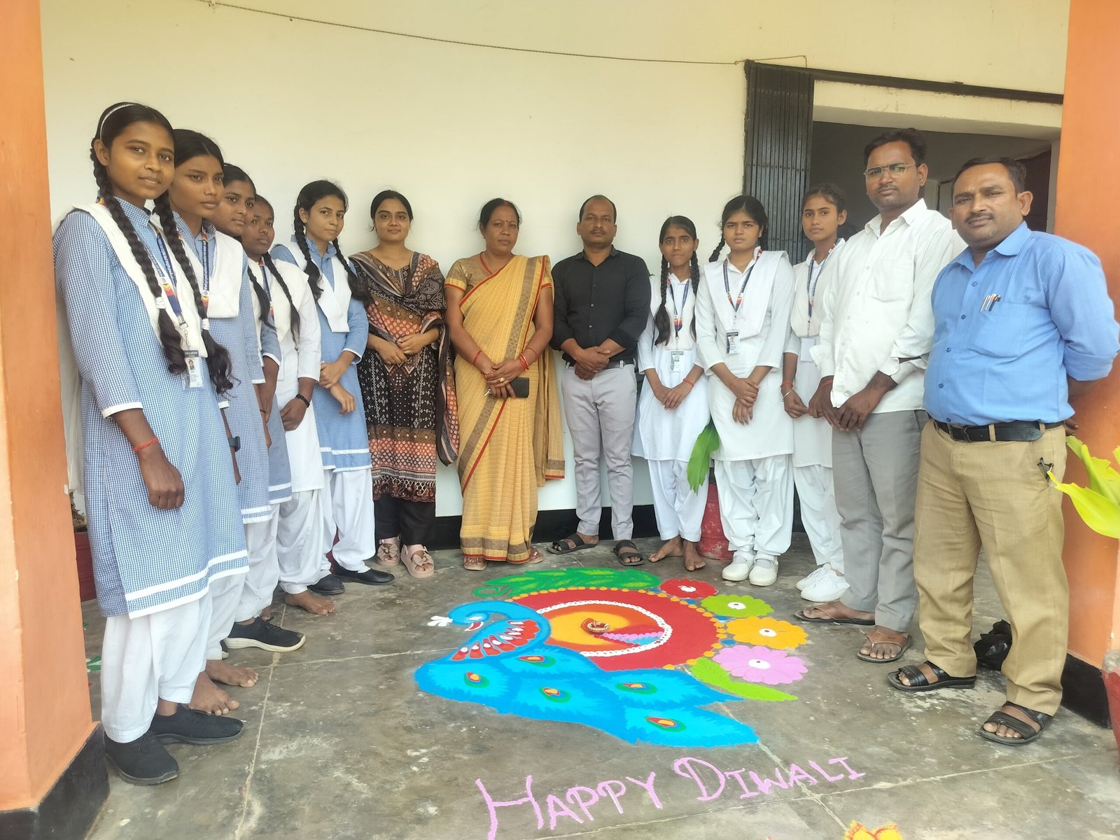 नगर बाजार में रंगोली प्रतियोगिता का भव्य आयोजन, छात्राओं ने दिखाया प्रतिभा का रंग