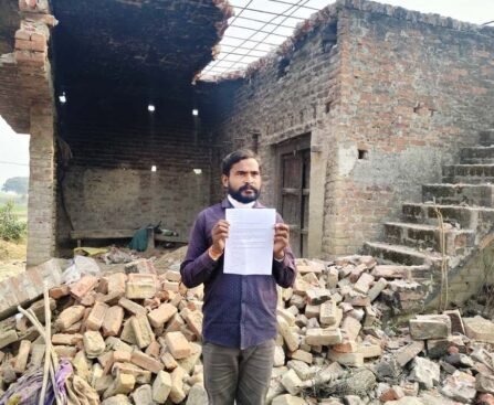 दबंगों ने तोड़ दिया दुर्गेश का घर, नेवासे पर रहते हैं दुर्गेश