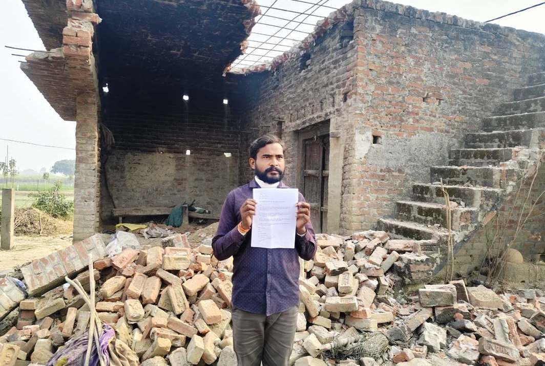 दबंगों ने तोड़ दिया दुर्गेश का घर, नेवासे पर रहते हैं दुर्गेश