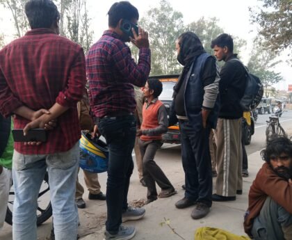 NH-28 किनारे ठंड में रह रहे अज्ञात व्यक्ति की 112 पर दी सूचना, पुलिस ने की पूछताछ