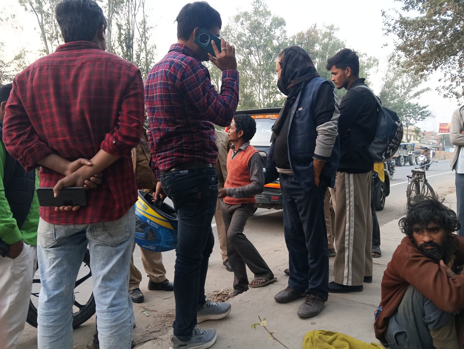NH-28 किनारे ठंड में रह रहे अज्ञात व्यक्ति की 112 पर दी सूचना, पुलिस ने की पूछताछ
