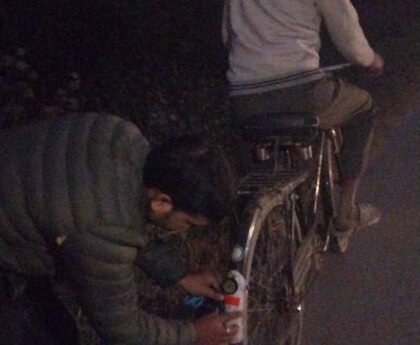 देवदूत डॉ. प्रेम त्रिपाठी का अनोखा अभियान: कोहरे में बढ़ती दुर्घटनाओं से बचाव हेतु साइकिलों पर लगाई रिफ्लेक्टर पट्टियाँ