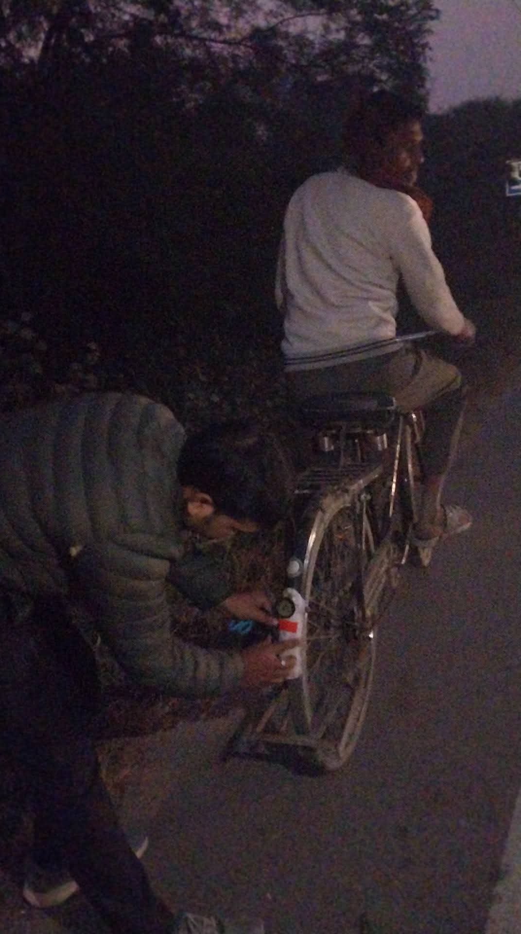 देवदूत डॉ. प्रेम त्रिपाठी का अनोखा अभियान: कोहरे में बढ़ती दुर्घटनाओं से बचाव हेतु साइकिलों पर लगाई रिफ्लेक्टर पट्टियाँ