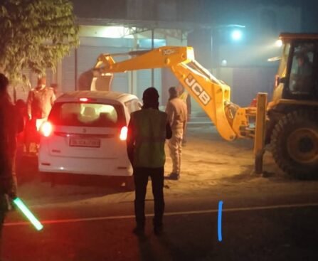 कुसौरा बाजार में सांड से टकरा कर पिकअप से टकराई अर्टिगा कार, तीन की हालत नाजुक