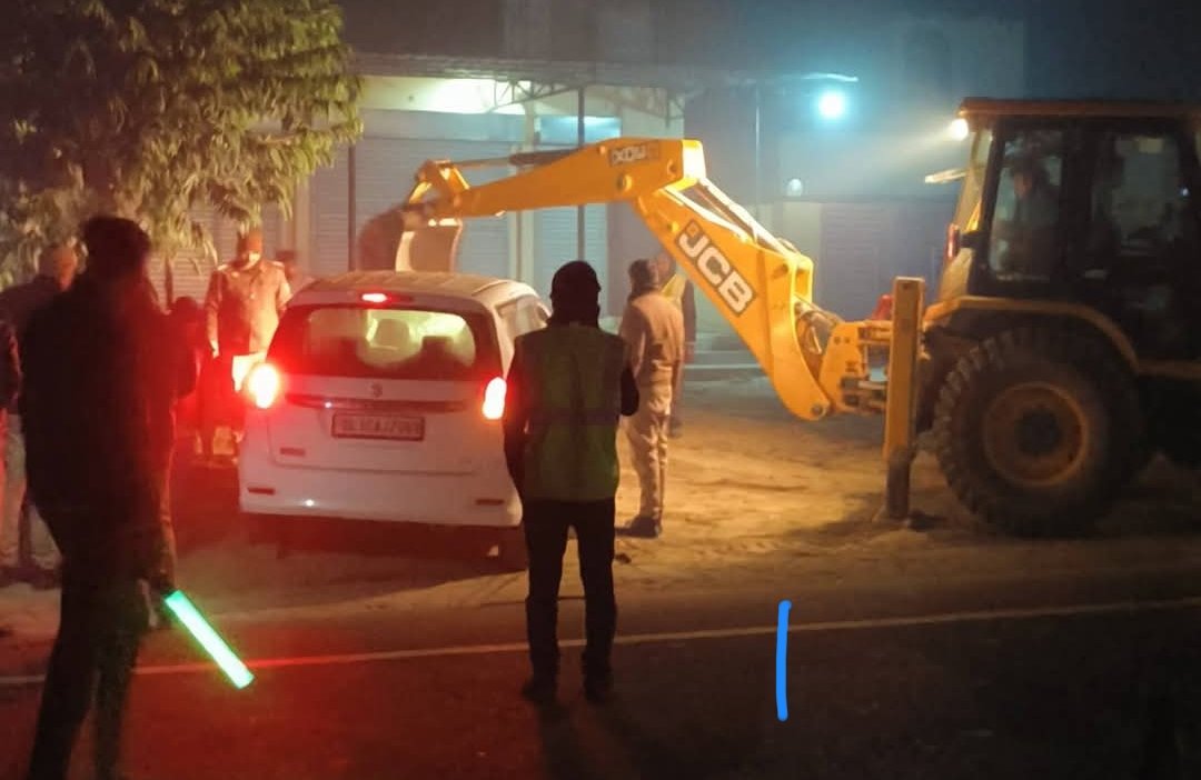 कुसौरा बाजार में सांड से टकरा कर पिकअप से टकराई अर्टिगा कार, तीन की हालत नाजुक