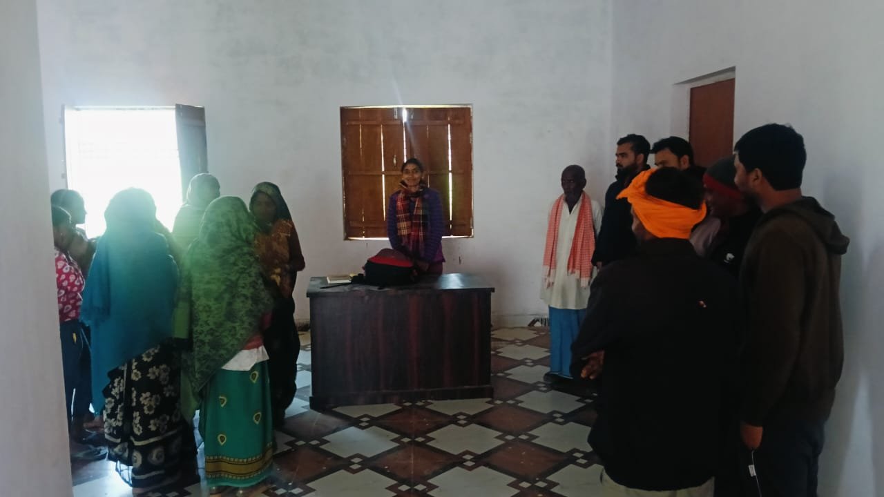 स्वामी विवेकानंद जयंती पर पंचायत सहायक ने किया फल, कंबल व वस्त्र वितरण