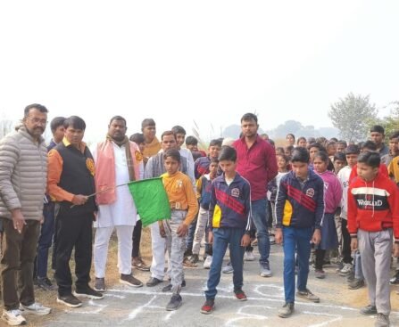 भेड़वा में तीन दिवसीय खेलकूद प्रतियोगिता का शुभारंभ, हरी झंडी दिखाकर 100 मीटर दौड़ की शुरुआत