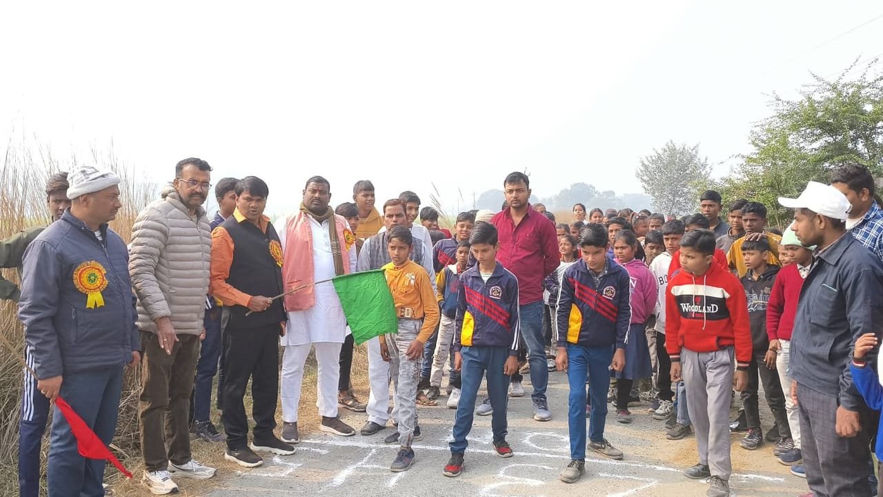भेड़वा में तीन दिवसीय खेलकूद प्रतियोगिता का शुभारंभ, हरी झंडी दिखाकर 100 मीटर दौड़ की शुरुआत