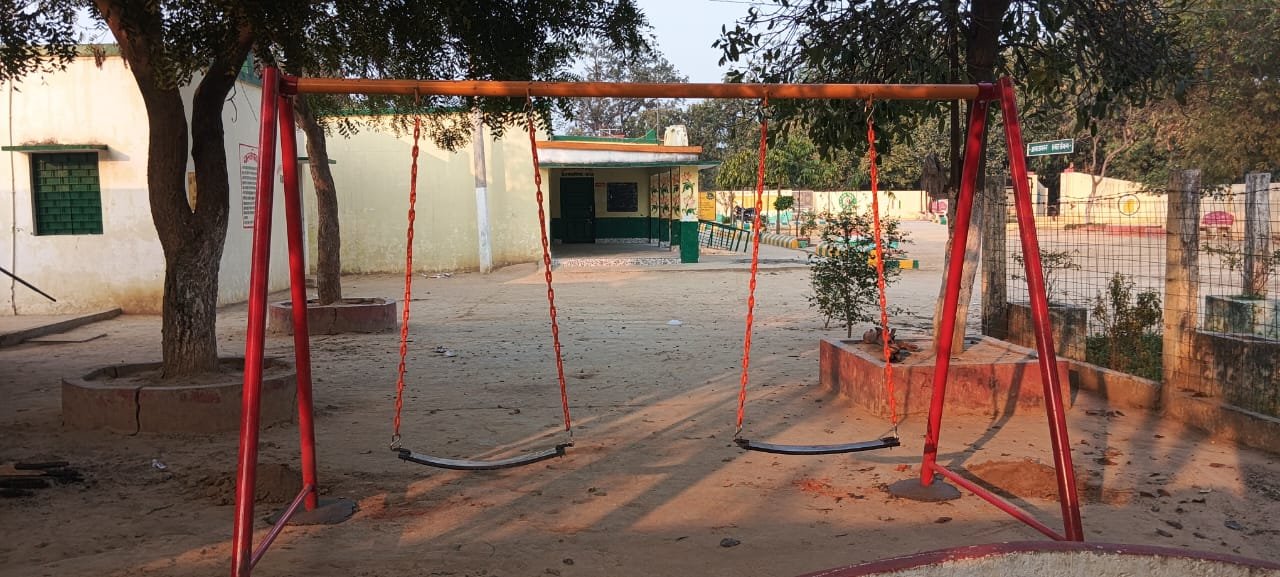 प्राथमिक विद्यालय मरहा में सजे आधुनिक खेल उपकरण, बाल वाटिका बना आकर्षण का केंद्र